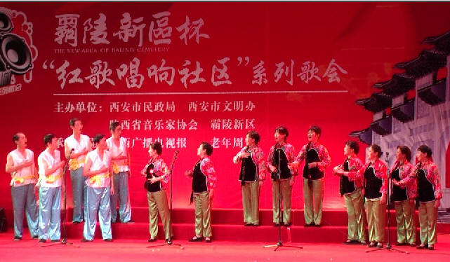 扭过身来把手招
