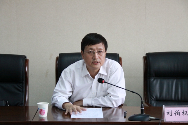 刘伯权副校长在做专题报告