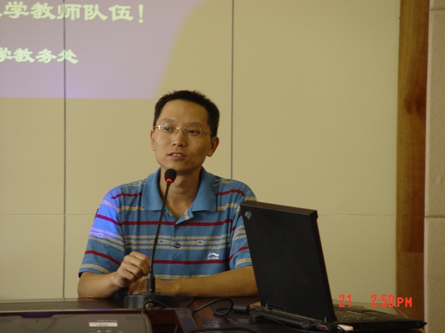太白山实习基地办主任张雷介绍基地有关情况