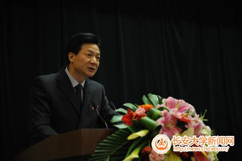 马建校长作工作报告